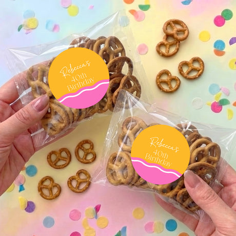 Personalised birthday pretzel snack bag with brown pretzels and round pink-yellow label