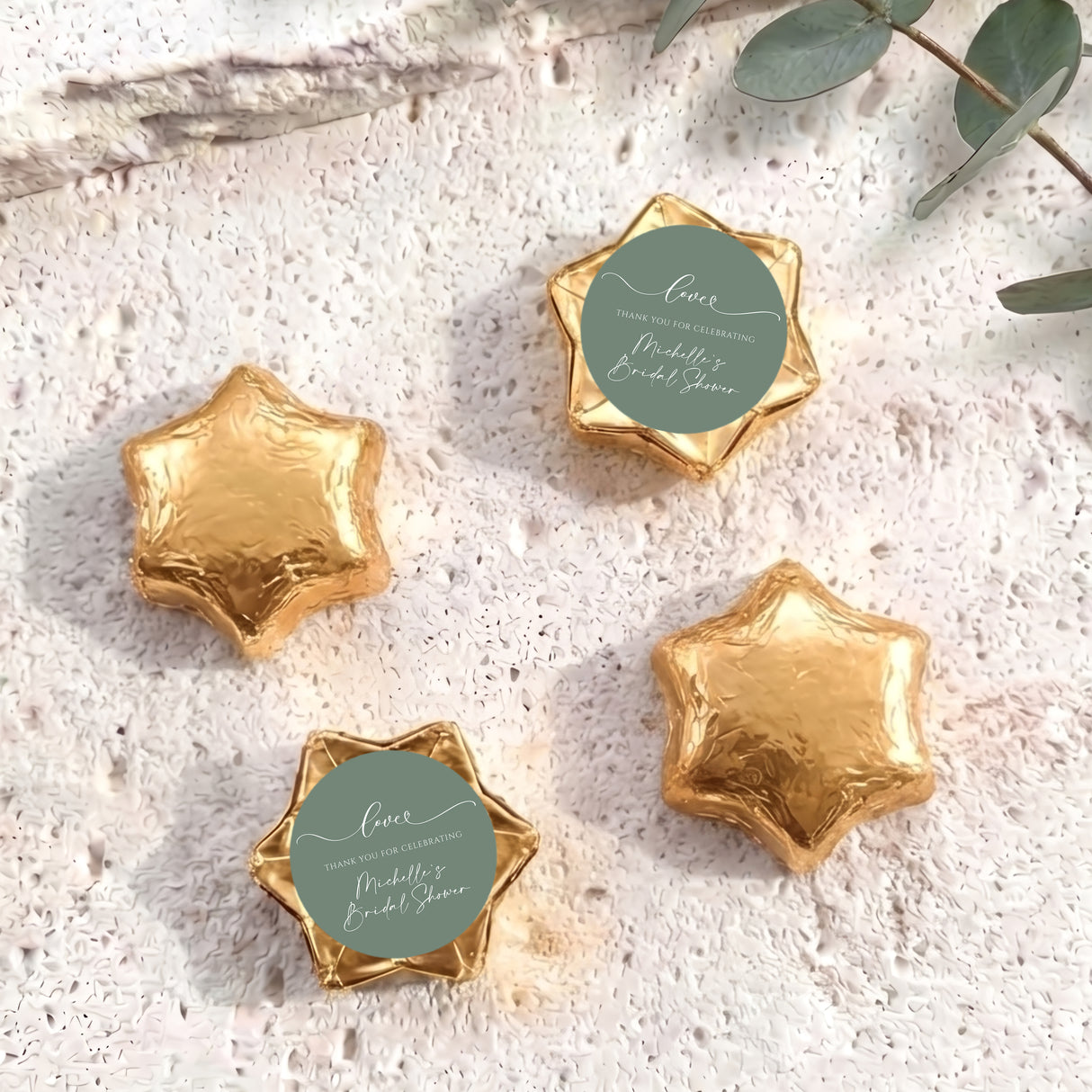 Foil-covered chocolate stars, gold with round personalized label